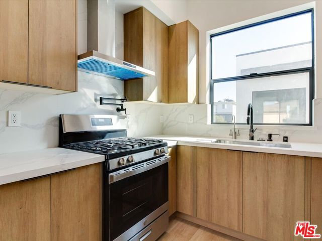 2817 S Redondo Boulevard, Los Angeles CA: https://media.crmls.org/mediaz/deabeaf8-0edf-4f16-9c23-832b85254937.jpg