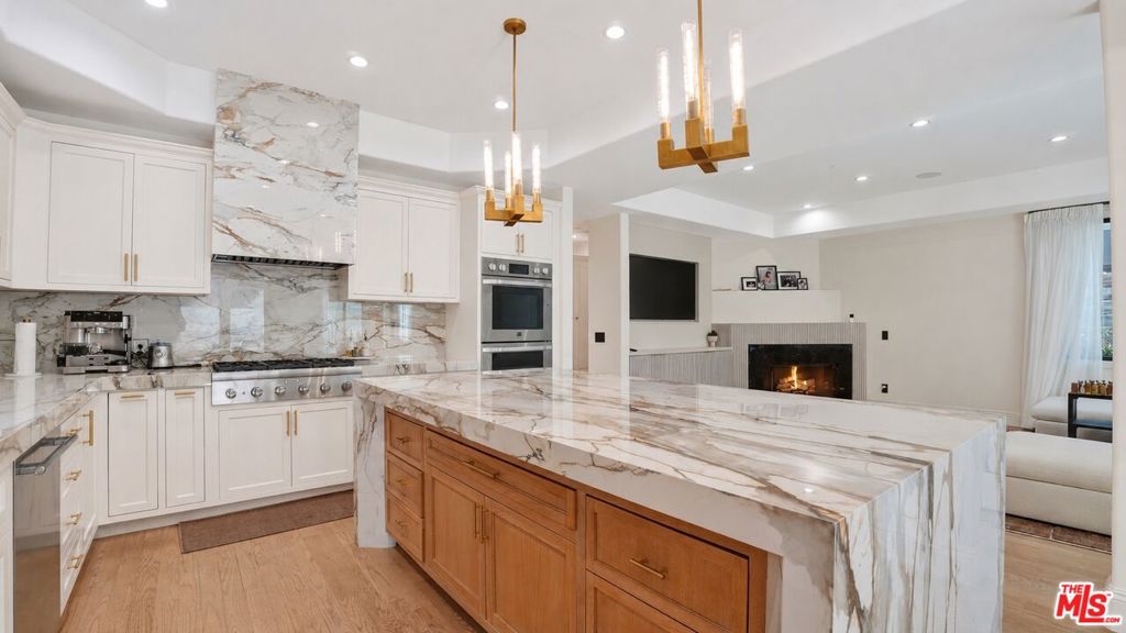https://media.crmls.org/mediaz/deae3e7a-9c9f-402f-8990-d627c6633c52.jpg?preset=X-Large