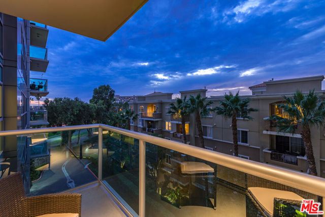 13700 MARINA POINTE Drive, Marina del Rey CA: https://media.crmls.org/mediaz/deae8597-3989-41aa-bcc9-0f928a1c73c3.jpg