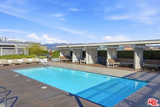 530 S Hewitt Street, Los Angeles CA: https://media.crmls.org/mediaz/deafd046-95f6-4077-9637-689f26a7106d.jpg