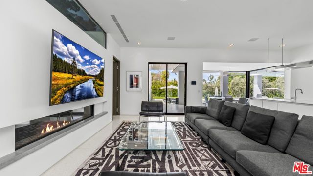 16032 VALLEY VISTA Boulevard, Encino CA: https://media.crmls.org/mediaz/deafd04a-ca29-40dc-a217-c0b384f99272.jpg