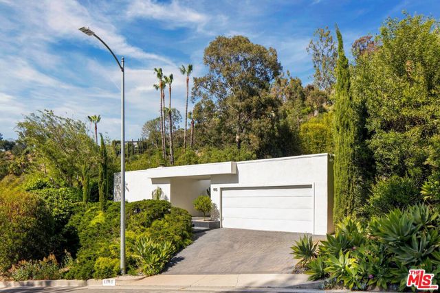 11115 Dona Pegita Drive, Studio City CA: https://media.crmls.org/mediaz/deb2561c-6441-41ec-b4bb-09b81556f4c6.jpg