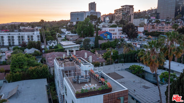 935 N San Vicente Boulevard, West Hollywood CA: https://media.crmls.org/mediaz/deb2f573-1eaf-4b49-9e5f-1a833d82f3da.jpg