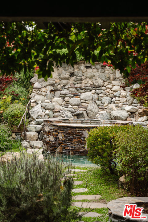 2208 Westridge Road, Los Angeles CA: https://media.crmls.org/mediaz/deb322fc-b2b1-4083-86ed-0903aa804106.jpg