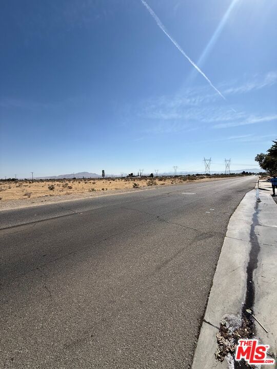 1001 Del Cerro Street, Victorville CA: https://media.crmls.org/mediaz/deb3b640-9cca-47dc-b9ea-e4229ab22539.jpg