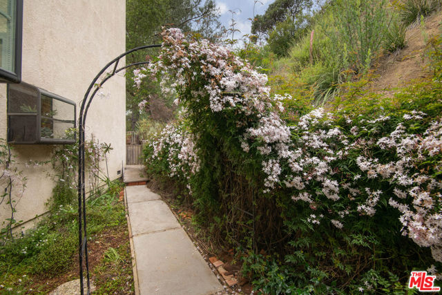 1639 Oak Drive, Topanga CA: https://media.crmls.org/mediaz/deb49fa3-f515-41e4-97f1-e007fe4cb6e9.jpg