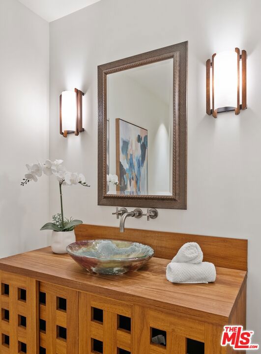 2596 Wallingford Drive, Beverly Hills CA: https://media.crmls.org/mediaz/deb4ec28-9925-4fb9-80fd-daa9e2b9aa70.jpg