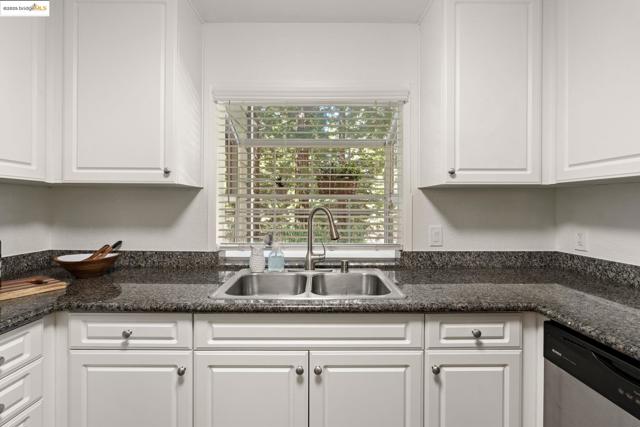520 Canyon Oaks, Oakland CA: https://media.crmls.org/mediaz/deb68cb0-6235-4f80-8f51-da8ddbc96b7e.jpg