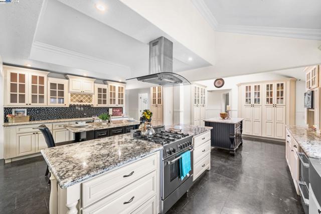 26928 Palomares Rd, Castro Valley CA: https://media.crmls.org/mediaz/deb71649-8cd7-423e-bba4-59117f14e70a.jpg