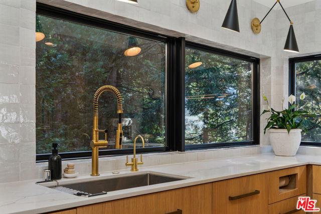 654 S Cumberland Drive, Lake Arrowhead CA: https://media.crmls.org/mediaz/deb7bcb6-9c47-4688-b752-5a80d8896ef1.jpg