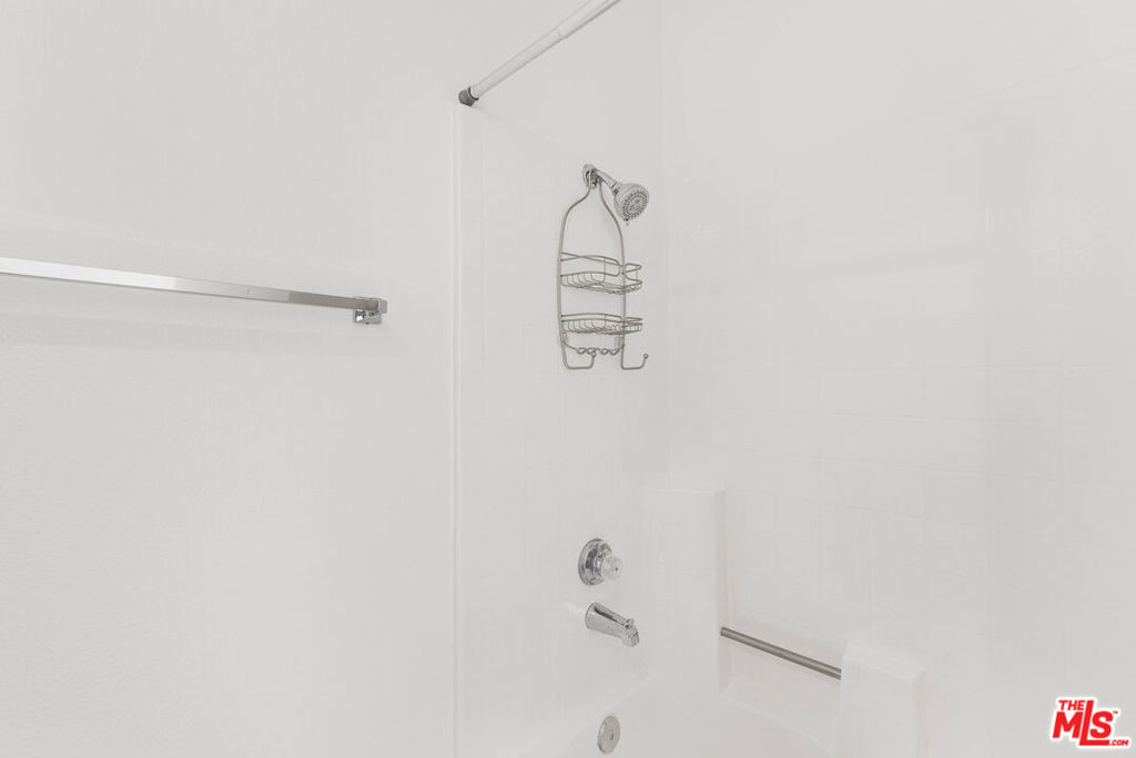 https://media.crmls.org/mediaz/deb7dbea-6b0a-46c2-891d-ec08ca66150a.jpg?preset=X-Large