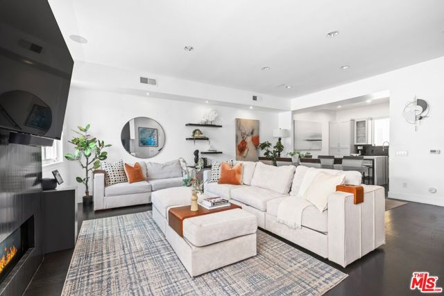 32 Galleon Street, Marina del Rey CA: https://media.crmls.org/mediaz/deb8cd69-1c39-40f8-8c10-6bdf6d71ce32.jpg