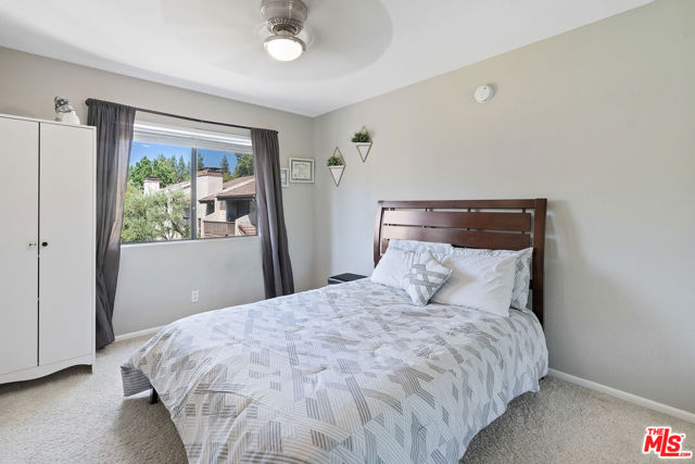 5757 Owensmouth Avenue, Woodland Hills CA: https://media.crmls.org/mediaz/deb9580f-ff0f-47cf-8c17-142e42723b81.jpg