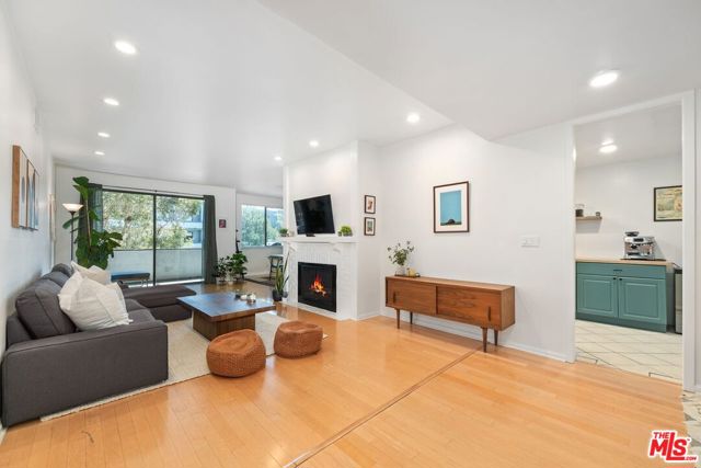 306 BORA BORA Way, Marina del Rey CA: https://media.crmls.org/mediaz/deb9b841-f2c1-47e7-b350-de99c4a04b95.jpg