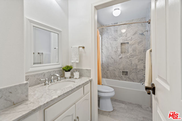 4744 Norwich Avenue, Sherman Oaks CA: https://media.crmls.org/mediaz/deb9e2fc-487c-4c86-83f0-441405ade319.jpg