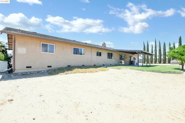 918 Carpenter Rd, Oakley CA: https://media.crmls.org/mediaz/deba19b8-4ae4-43c0-a656-2ceb56decfd9.jpg
