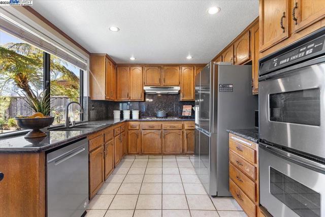 6444 Boone Dr, Castro Valley CA: https://media.crmls.org/mediaz/debb21a6-1331-4458-b8f5-591a88929a3d.jpg