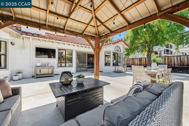 97 Woodranch Cir, Danville CA: https://media.crmls.org/mediaz/debc8273-cf7e-4055-a816-65ef74441ede.jpg