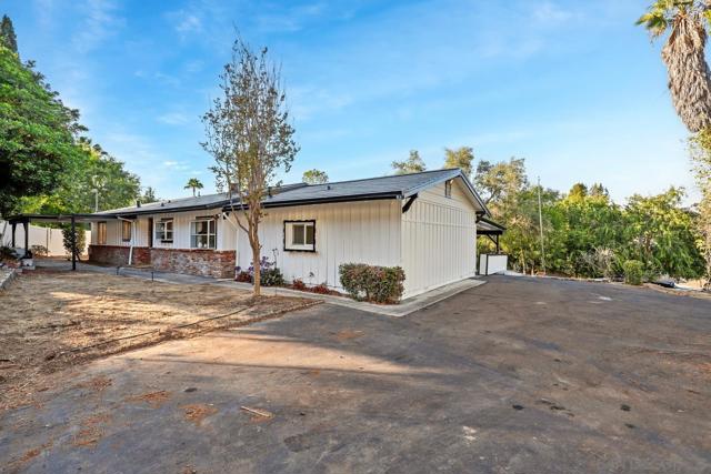 3918 Calavo Dr, La Mesa CA: https://media.crmls.org/mediaz/debcf346-371b-4300-9510-cc79ea1448b6.jpg