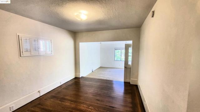 1137 Oakland Avenue, Piedmont CA: https://media.crmls.org/mediaz/debd9874-99ad-48cd-9a92-e36115e406d0.jpg