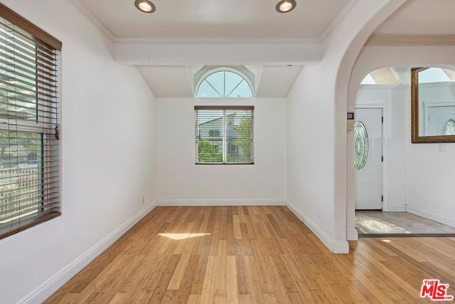 5049 Hesperia Avenue, Encino CA: https://media.crmls.org/mediaz/debdaa97-b49b-4e90-95db-5ff4784c8463.jpg