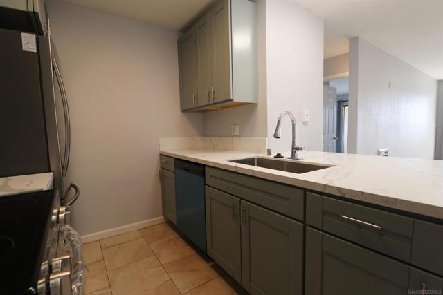 4041 Oakcrest Dr, San Diego CA: https://media.crmls.org/mediaz/debec390-693a-4bb1-ac92-5ec4df2ddac0.jpg
