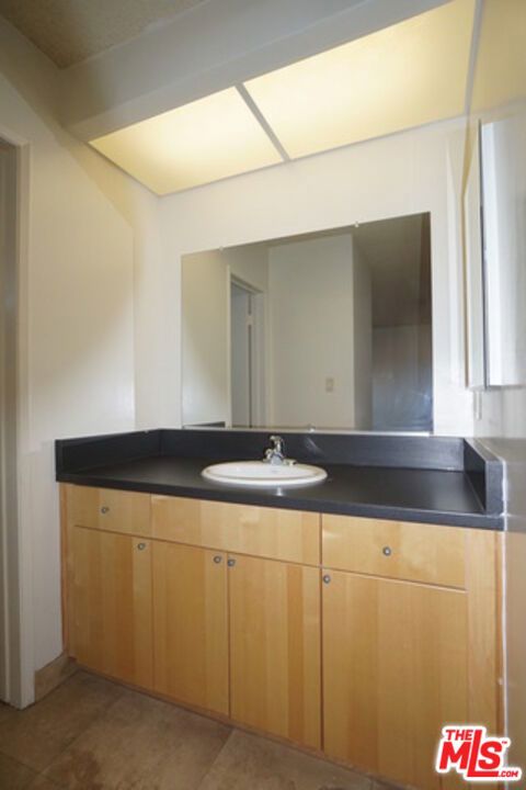 1033 6TH Street, Santa Monica CA: https://media.crmls.org/mediaz/debf04d6-50cb-46c3-a281-25efe8f38aac.jpg