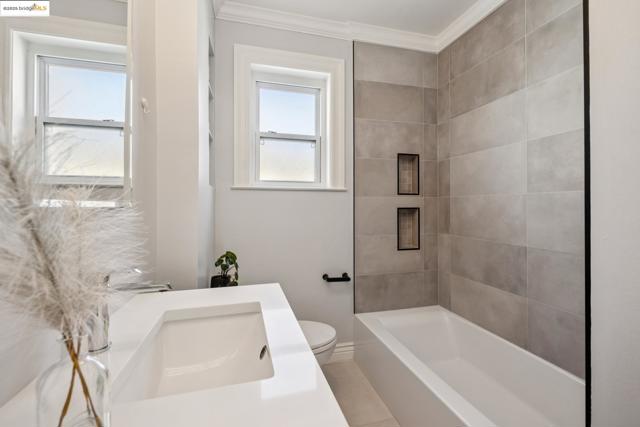 1642 10Th St, Berkeley CA: https://media.crmls.org/mediaz/dec0afc9-bbc9-41e5-a2d0-c2ac50b9badf.jpg