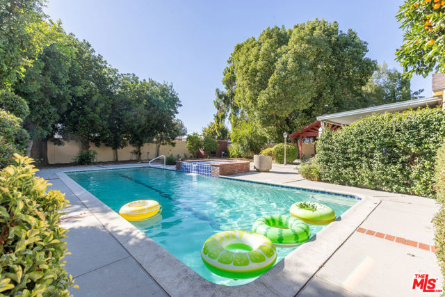 7225 Forbes Avenue, Lake Balboa CA: https://media.crmls.org/mediaz/dec0eda4-2070-4445-b5f9-08758d5911a6.jpg