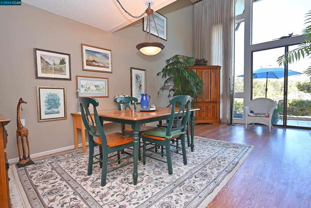 2748 Tice Creek Dr, Walnut Creek CA: https://media.crmls.org/mediaz/dec1b953-d3a7-4175-a958-2ef19a4c298f.jpg