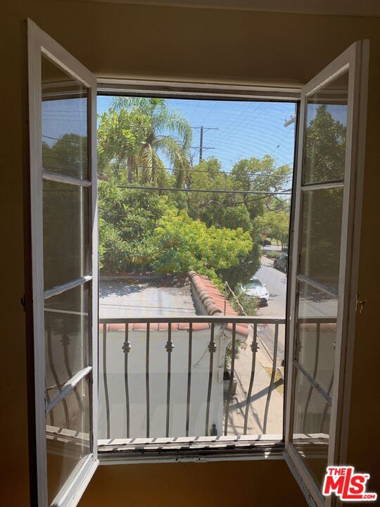 802 N Sweetzer Avenue, Los Angeles CA: https://media.crmls.org/mediaz/dec1e87c-ff3d-45da-b491-0cb6416a7eb9.jpg