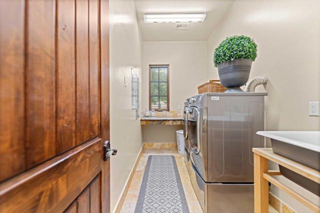 12220 Heritage Way, Gilroy CA: https://media.crmls.org/mediaz/dec221cf-b9a8-4a36-8e08-8c8d5e83980e.jpg