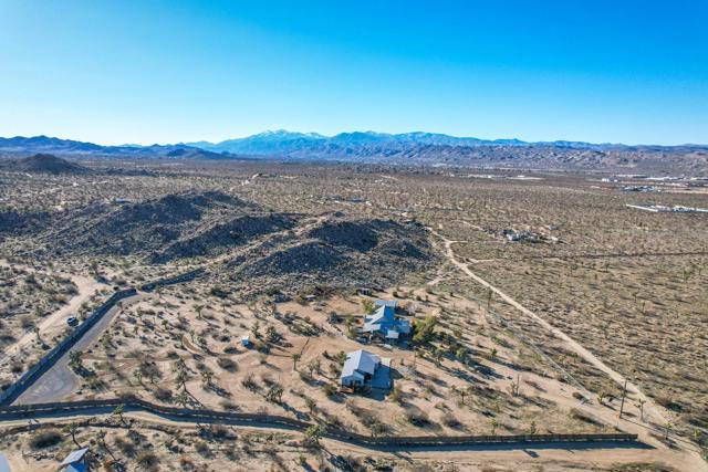59800 Onaga Trail, Joshua Tree CA: https://media.crmls.org/mediaz/dec239d5-9816-4ff8-9887-c232c5c325ec.jpg