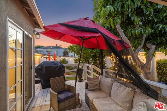 5715 Valley Ridge Avenue, Los Angeles CA: https://media.crmls.org/mediaz/dec28acb-07e3-443f-ae3f-09456ba36cb7.jpg