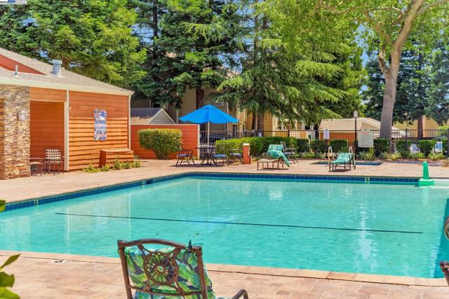 383 Eastridge Dr, San Ramon CA: https://media.crmls.org/mediaz/dec4185d-3e52-47eb-b44c-e0e4b4993979.jpg