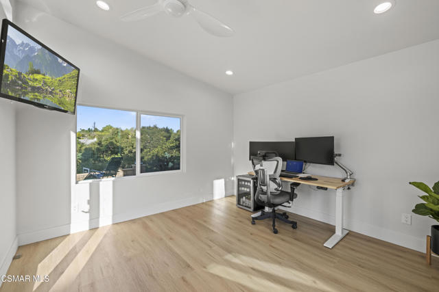 911 Vivian Circle, Newbury Park CA: https://media.crmls.org/mediaz/dec435e4-0f06-4fd4-aed2-082db61cf756.jpg