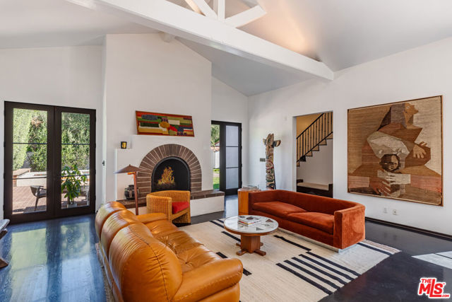 820 N Roxbury Drive, Beverly Hills CA: https://media.crmls.org/mediaz/dec475c6-e61c-4557-9c12-8a16f75cc0aa.jpg