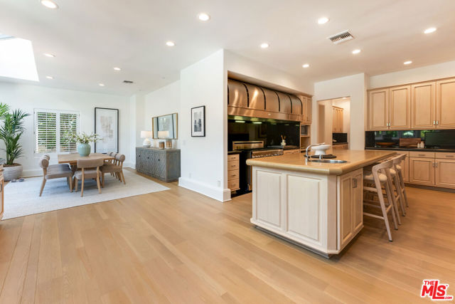 812 N Bedford Drive, Beverly Hills CA: https://media.crmls.org/mediaz/dec4d8fc-1913-489b-bb43-78981aca8d7c.jpg