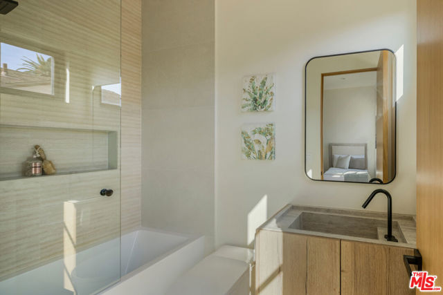 4029 East Boulevard, Los Angeles CA: https://media.crmls.org/mediaz/dec545aa-89e2-43e9-a64a-b79f95a88b96.jpg