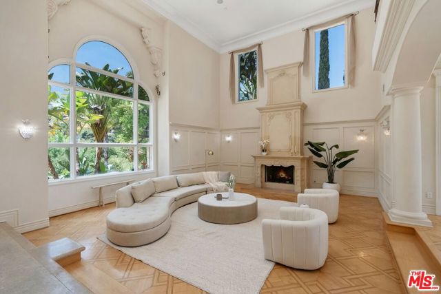 16980 Escalon Drive, Encino CA: https://media.crmls.org/mediaz/dec5842e-120b-47bf-bf66-4868f672c91e.jpg