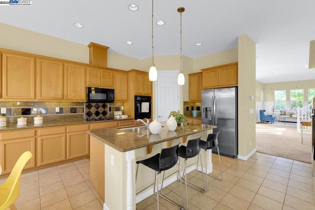 436 Wood Glen Dr, Richmond CA: https://media.crmls.org/mediaz/dec5e0f8-2af4-46e9-879d-56e17cdc1b56.jpg