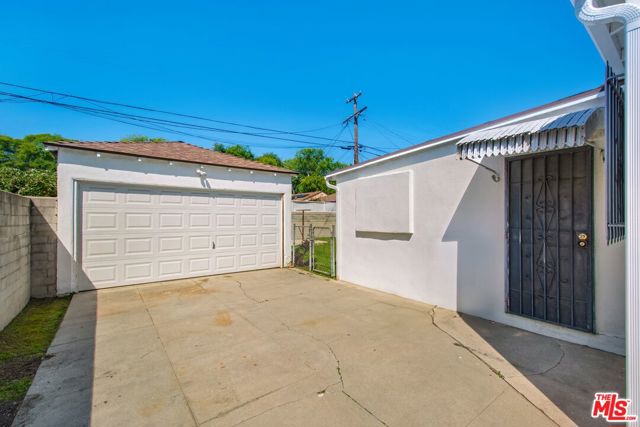 3825 Edgehill Drive, Los Angeles CA: https://media.crmls.org/mediaz/dec61a60-2ed4-482a-a0e1-0ced92513adf.jpg