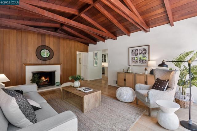 6653 Banning Dr, Oakland CA: https://media.crmls.org/mediaz/dec62f96-f682-4c26-835d-5ff3119a4e41.jpg