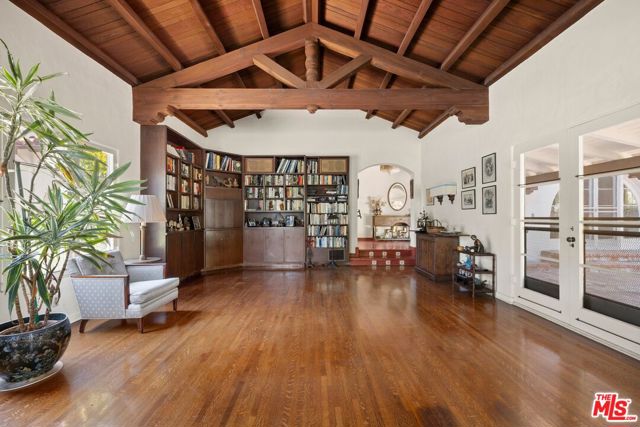 313 S Peck Drive, Beverly Hills CA: https://media.crmls.org/mediaz/dec716bc-43ef-464c-b4e0-ac6bbfc31176.jpg