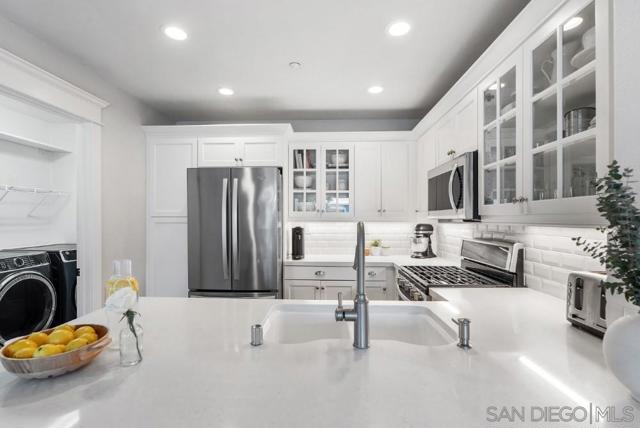 3514 Shoreline Bluff Ln, San Diego CA: https://media.crmls.org/mediaz/dec76c2b-8edf-48a8-816a-6b0e14dbc42a.jpg