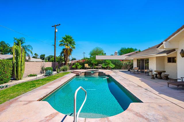 Image 21 of 47 For 78820 Runaway Bay Drive