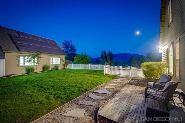 2543 Daisy Ln, Fallbrook CA: https://media.crmls.org/mediaz/dec941f6-df6a-4bce-95f8-a6be286b8387.jpg