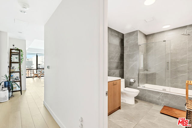 400 S Broadway, Los Angeles CA: https://media.crmls.org/mediaz/dec970c1-71d6-4879-ac0f-65844dc62690.jpg