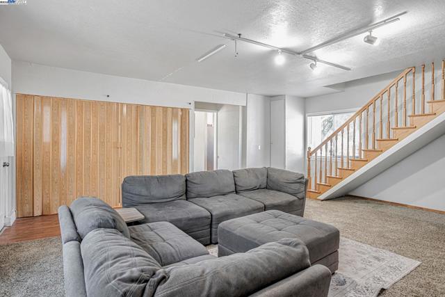 360 Calmace Dr, Dixon CA: https://media.crmls.org/mediaz/deca0f41-8179-4f79-ad4b-ed49b08db1d9.jpg
