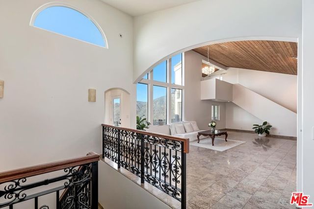 10827 Pacific View Drive, Malibu CA: https://media.crmls.org/mediaz/decaad4c-b567-452a-8d19-f038443e02f5.jpg